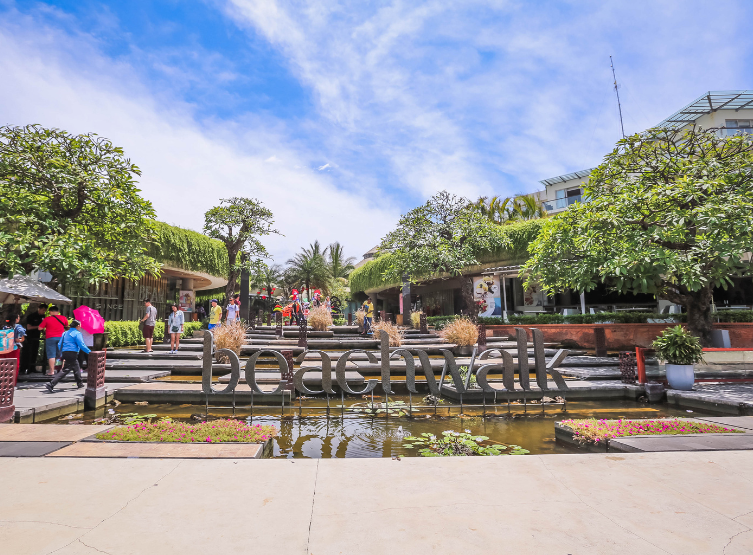 別墅漂浮早餐→別墅內自由活動→Kuta Beach&Beach Walk Mall→金巴蘭海灘日落美景+贈送椰子水&好吃烤玉米→印尼風味餐
