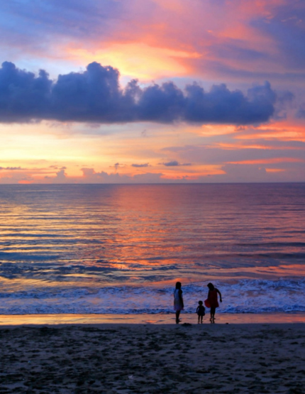 別墅漂浮早餐→別墅內自由活動→Kuta Beach&Beach Walk Mall→金巴蘭海灘日落美景+贈送椰子水&好吃烤玉米→印尼風味餐