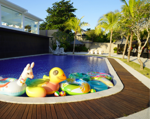 享用泳池漂浮早餐→Villa內自由活動→庫塔市區逛街(不想逛街也可以直接散步到沙灘玩~)→百萬網紅伴手禮小店→Villa BBQ派對之夜+賓果競賽 (各種獎品等爸媽幫小朋友贏回來喔)