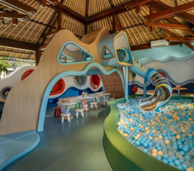 享受渡假村內設施→海豚公園與海豚近距離互動 (拍照、餵食、贈送照片電子檔一張)→港式料理吃到飽→夜遊庫塔市區